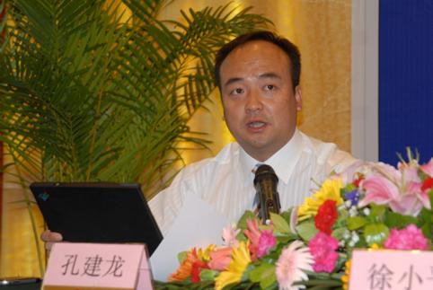 会议首先由兰州新东方学校校长孔建龙致辞.