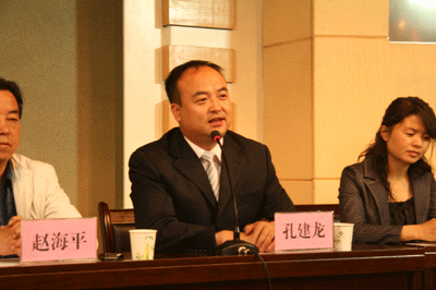兰州新东方学校校长孔建龙对获得奖助学金的同学表了热烈的祝贺,对